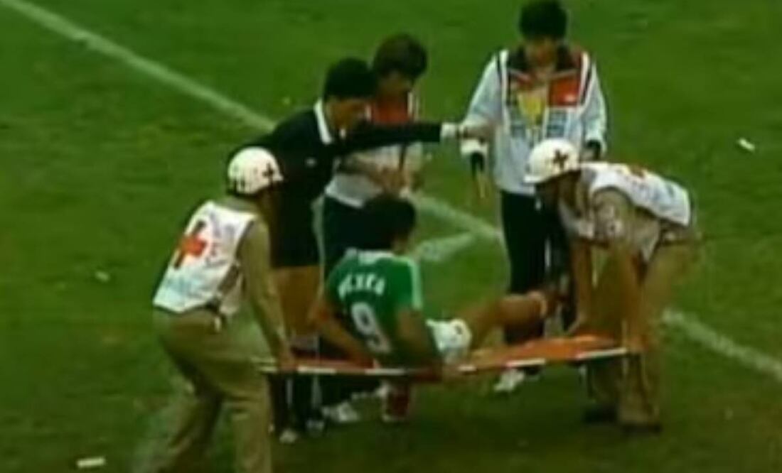 Hugo Sánchez tuvo que salir de cambio por calambres en el México vs Alemania del Mundial del 86. Foto: Especial