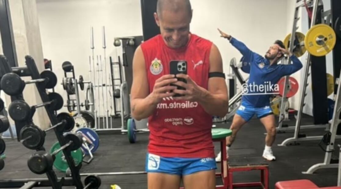 El Chicharito sufrió del 'photobomb' con una celebración de un emblema del América. Foto: Especial