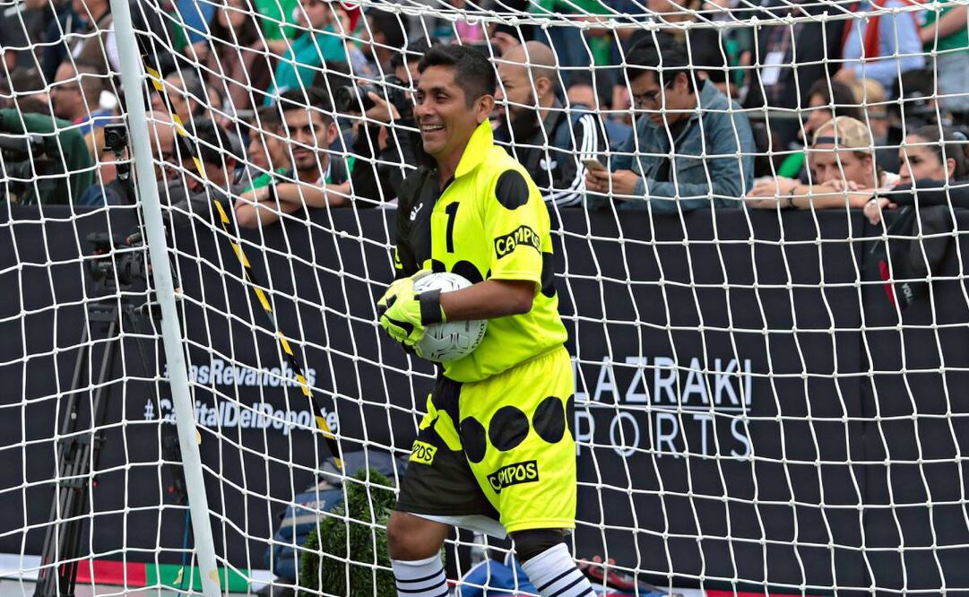 Jorge Campos se volvió reconocido a nivel mundial gracias a sus coloridos uniformes. Foto: Imago7