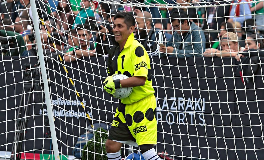 Jorge Campos se volvió reconocido a nivel mundial gracias a sus coloridos uniformes. Foto: Imago7