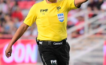 Problemas con la Comisión de Arbitraje obligarían al retiro de un silbante de la Liga MX