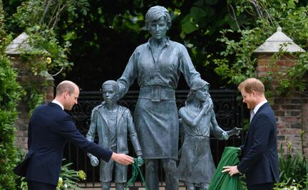Develan estatua de la princesa Diana por su cumpleaños 60