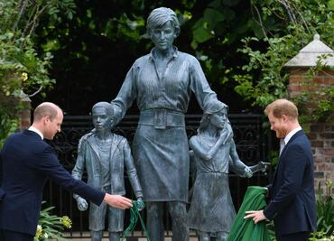 Develan estatua de la princesa Diana por su cumpleaños 60