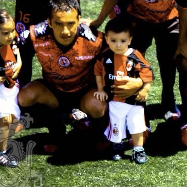 Gilberto Mora Jr. junto a su padre porta el uniforme del Milan. FOTO: Especial