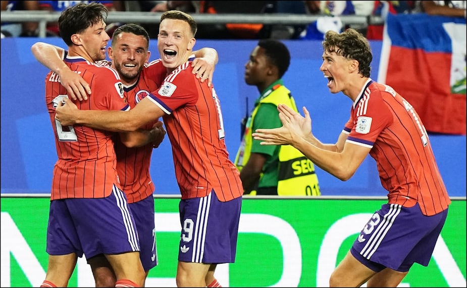 El mediocampista escocés John McGinn celebra con sus compañeros tras marcar el gol del triunfo ante Haití. FOTO: AFP