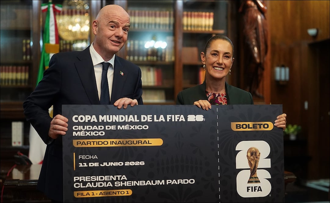 Claudia Sheinbaum muestra junto a Gianni Infantino, presidente de la FIFA, una réplica del boleto del partido inaugural del Mundial 2026. FOTO: EFE