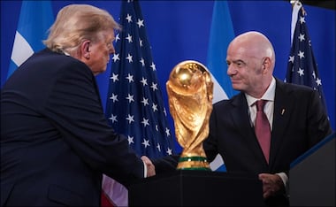 Donald Trump y Gianni Infantino entrechan sus manos duante una reunión en Nueva York previo a la Final del Mundial 2026. FOTO: AFP