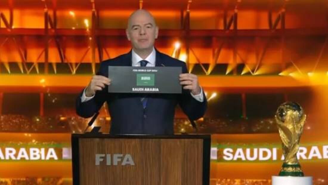 El presidente de la FIFA, Gianni Infantino, cuando anunció que el Mundial 2034 se jugaría en Arabia Saudita. Foto: Especial