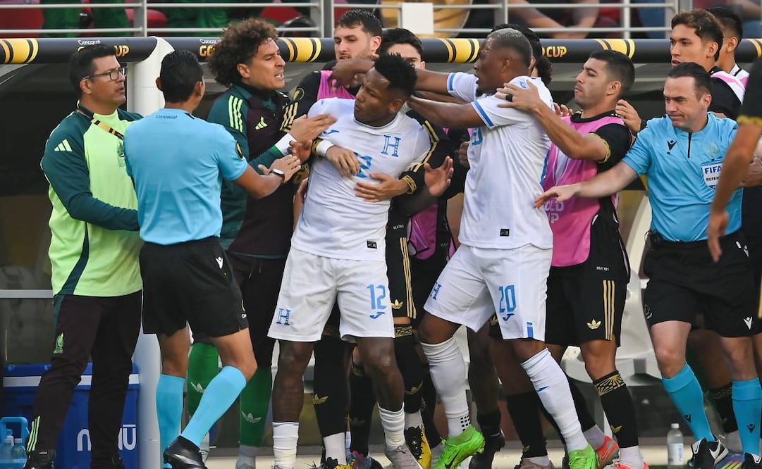 Guillermo Ochoa estuvo a punto de pelear con y Romell Quioto; casi se arma la campal. Foto: Imago7