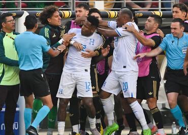 Guillermo Ochoa fue agredido por un jugador hondureño y casi se arma campal