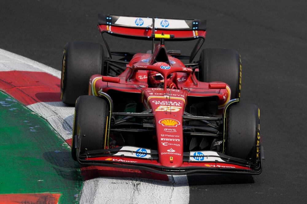 El volante de Ferrari consiguió su primera victoria en el Hermanos Rodríguez. Foto: AP.