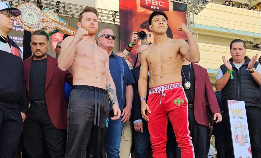 'Canelo' Álvarez y Jaime Munguía posan tras la ceremonia de pesaje: FOTO: @BoxAzteca7
