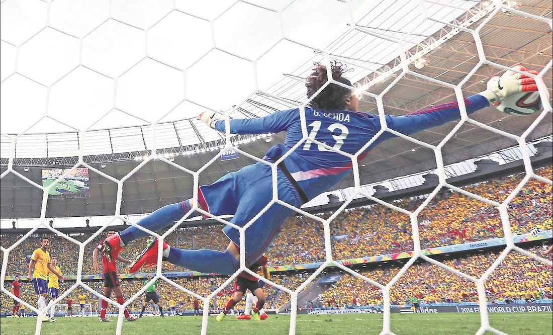 Guillermo Ochoa y su impresionante salva ante Neymar que es catalogada una de las mejores de la historia / FOTO: Archivo EL UNIVERSAL