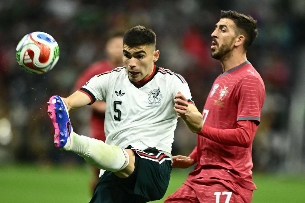 Johan Vasquez y Paulinho, durante el partido amistoso que México jugó contra Portugal en la reapertura del Estadio Azteca - Foto: AFP