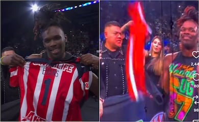 Figura de la WWE rechaza camiseta personalizada de Chivas y la lanza antes de luchar