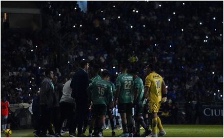 ¡Se fue la luz! En el partido entre León y Cruz Azul los reflectores dejaron de funcionar