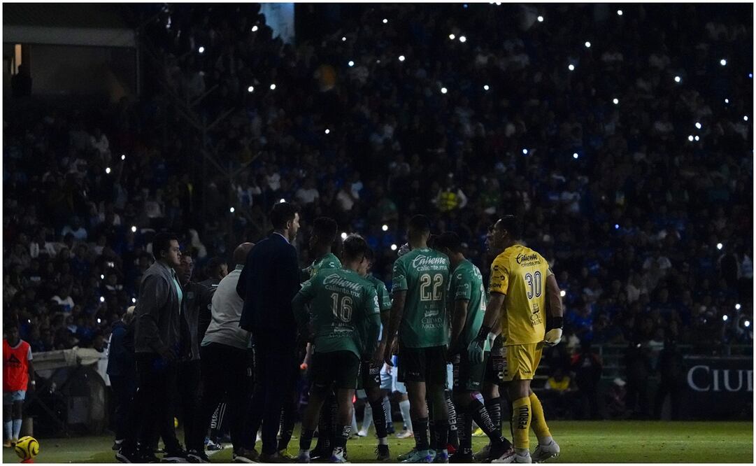 Jugadores de León con la luz apagada en el Nou Camp / FOTO: Imago7