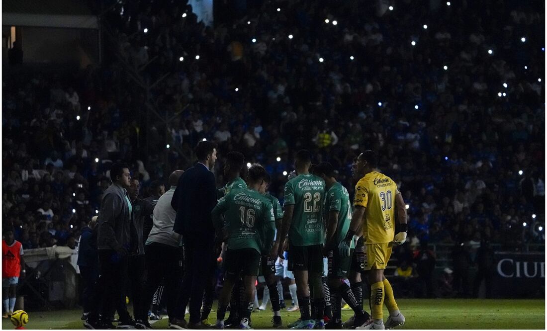 Jugadores de León con la luz apagada en el Nou Camp / FOTO: Imago7