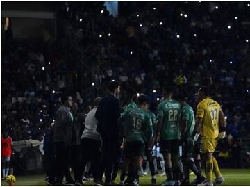 ¡Se fue la luz! En el partido entre León y Cruz Azul los reflectores dejaron de funcionar