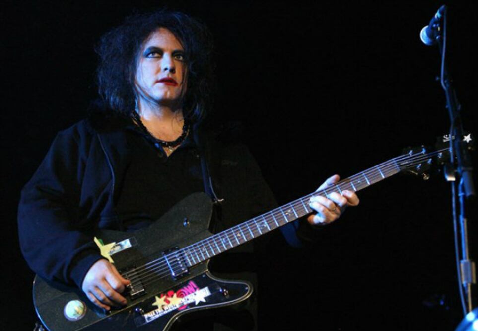 El cantante lleva 30 años de casado con Mary Poole. Antes de comprometerse tomaron la decisión de no tener hijos. Smith confesó que sabía de lo que se habían perdido, “pero creo que lo he compensado por ser capaz de seguir siendo el mismo hombre para ella desde que nos conocimos”. (Foto: Wikipedia)