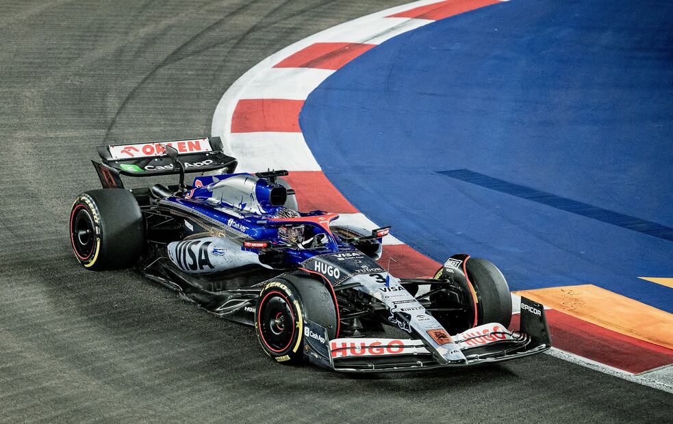 El piloto australiano Daniel Ricciardo, entonces de Racing Bulls, en una curva del pasado Gran Premio de Singapur. FOTO: EFE