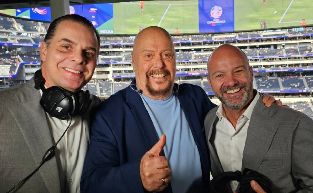 Christian Martinoli, Enrique Bermúdez y Luis García se tomaron una foto en el SoFi previo al México vs Venezuela de la Copa América. Foto: @FarsantesG
