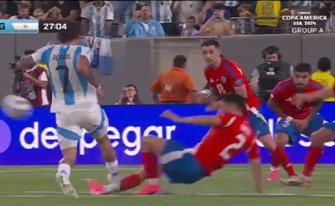 Rodrigo de Paul planchó a un jugador de Chile y la jugada no fue ni revisada en el VAR. Foto: Especial