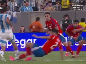 Rodrigo de Paul le propinó un certero pisotón a un jugador de Chile y no lo revisaron en el VAR