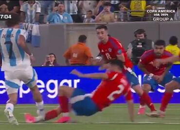 Rodrigo de Paul le propinó un certero pisotón a un jugador de Chile y no lo revisaron en el VAR