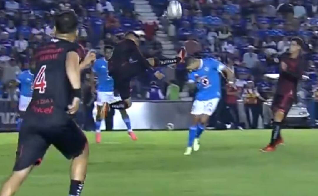 Jugada polémica en el Cruz Azul contra Tijuana. Foto: Especial.