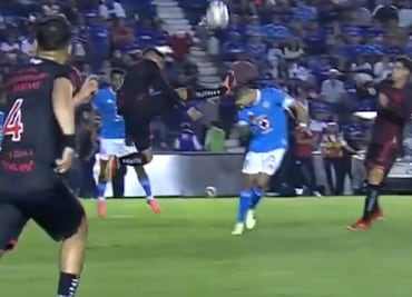 Increíble, Jugada peligrosa sobre Nacho Rivero y no marcan penal