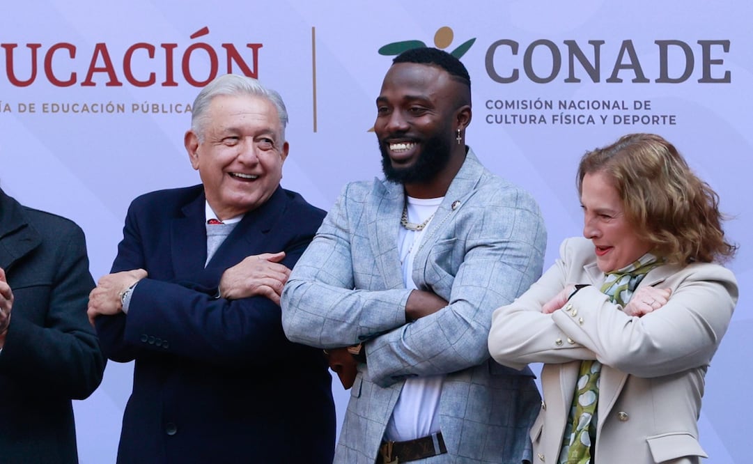 AMLO posa con Randy Arozarena y hace la “Randy-Señal” en el premio Nacional de Deportes FOTO: Fernanda Rojas - El Universal
