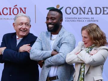 AMLO posa con Randy Arozarena y hace la “Randy-Señal” en el premio Nacional de Deportes