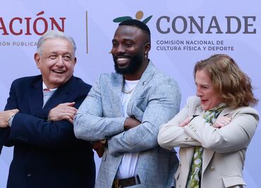 AMLO posa con Randy Arozarena y hace la “Randy-Señal” en el premio Nacional de Deportes