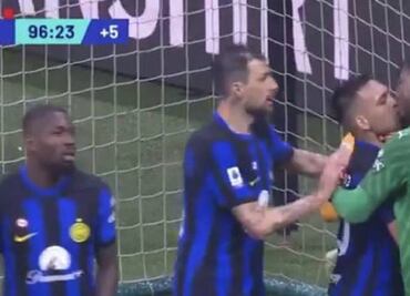 Laurato Martínez recibió un beso en la boca del potero del Milan en el Derbi de la Madonnina