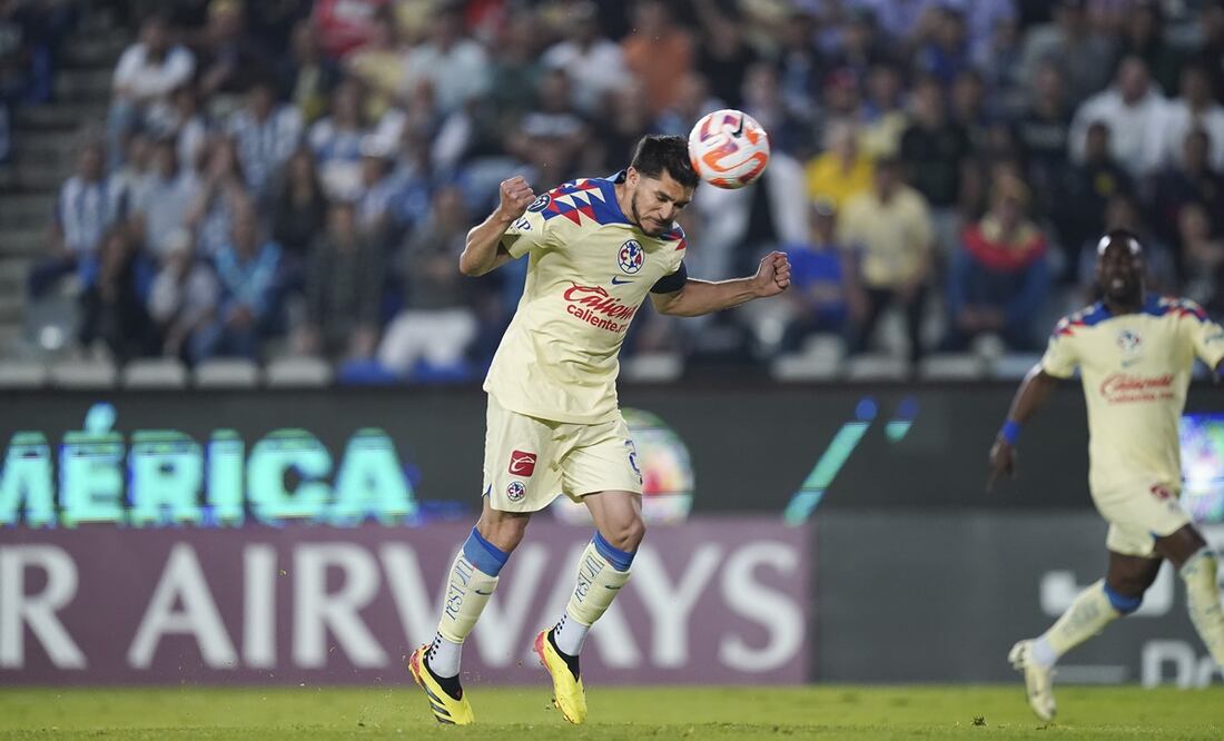Henry Martiín cabeceando el gol para el empate de América ante Pachuca / FOTO: Imago7