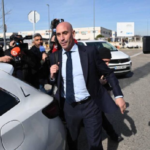 El expresidente de la Federación Española de Fútbol (RFEF), Luis Rubiales, a su salida de la Audiencia Nacional de San Fernando de Henares. FOTO: EFE