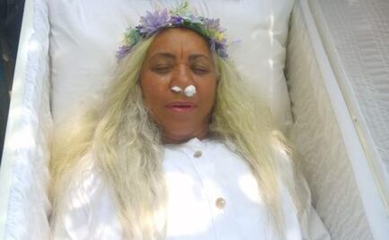 Mujer organiza su funeral en vida para saber qué se siente morir