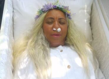 Mujer organiza su funeral en vida para saber qué se siente morir