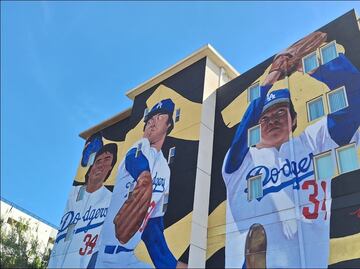 Fernando Valenzuela sigue siendo el centro de atención gracias a gigantesco mural en Los Ángeles