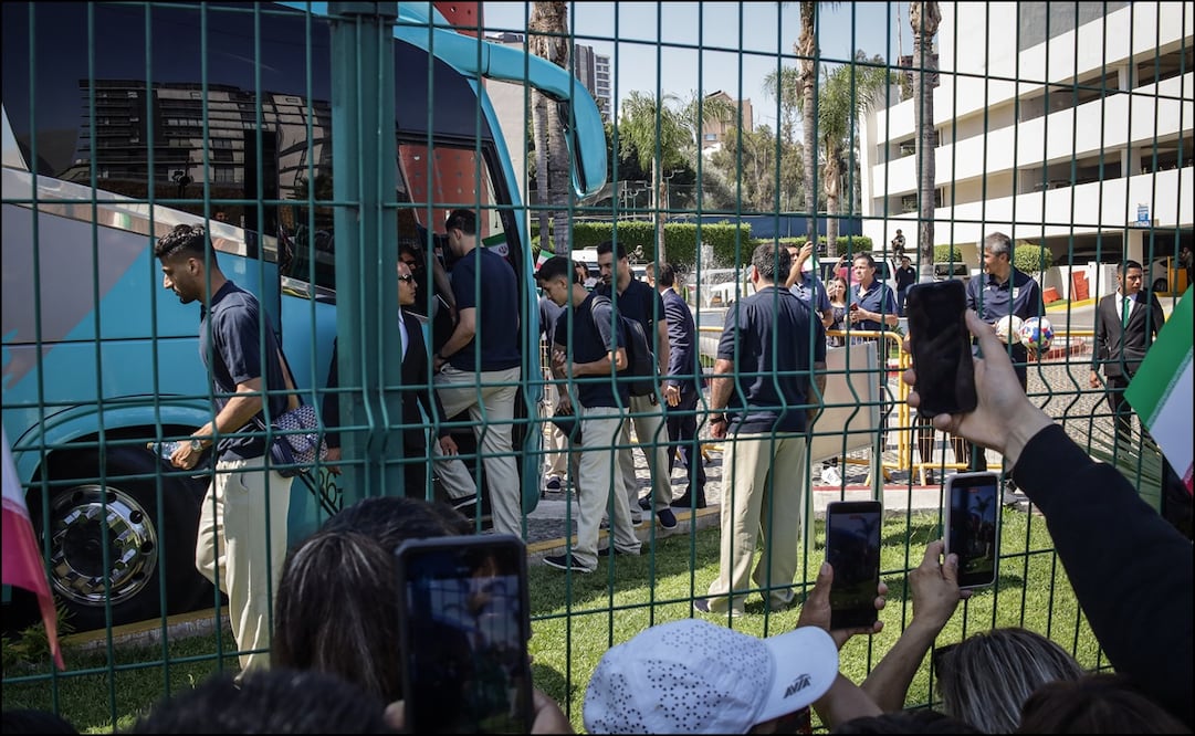 Aficionados despiden a los jugadores de la selección de Irán afuera del hotel en Tijuana antes de su viaje a Estados Unidos, donde disputará su primer partido de la Copa Mundial. FOTO: EFE