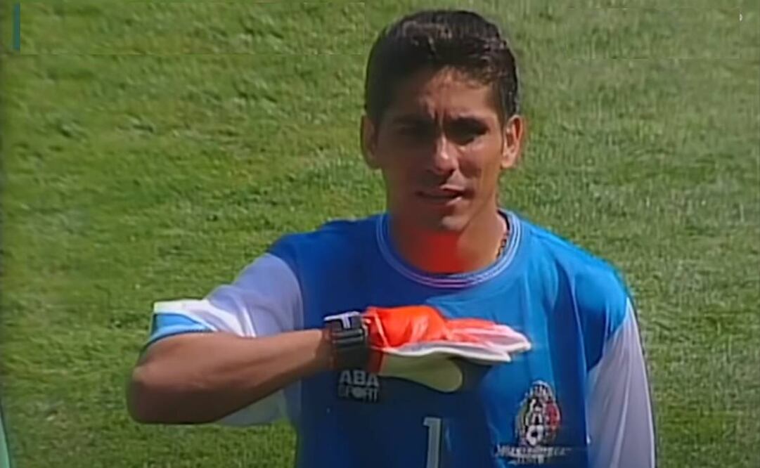 En Francia 98, Jorge Campos se aferró a usar los uniformes que eran diferentes a los de la marca que patrocinaba a la Selección Mexicana. Foto: Especial
