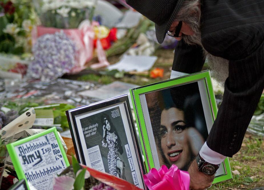 Fans de la cantante Amy Winehouse depositan flores, velas y recuerdos como tributo afuera de su departamento en Candem, Londres, el 26 de julio de 2011. (Foto: Xinhua/Matt Cetti-Roberts/LNP/ZUMAPRESS)