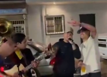 ¿Chicote Calderón tuvo su primera indisciplina en América? Fue captado bebiendo y cantando corridos