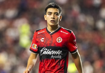 ¡Entre el futbol y la escuela! Así es un día normal en la vida de Gilberto Mora