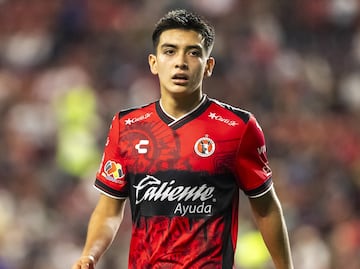 ¡Entre el futbol y la escuela! Así es un día normal en la vida de Gilberto Mora