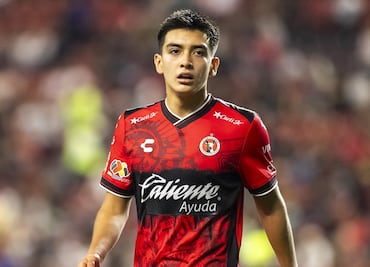 ¡Entre el futbol y la escuela! Así es un día normal en la vida de Gilberto Mora