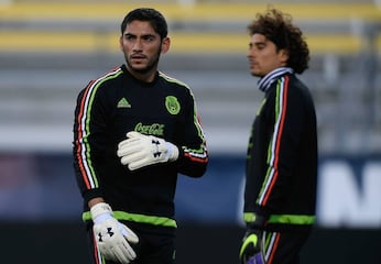 Jesús Corona recibe mensaje de Guillermo Ochoa tras su retiro del futbol; su eterna competencia en la Selección Mexicana