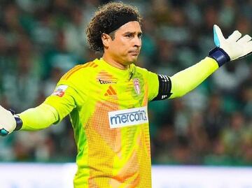 Guillermo Ochoa fue elogiado por la Liga de Portugal tras sus atajadas ante el Sporting de Lisboa