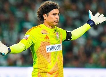 Guillermo Ochoa fue elogiado por la Liga de Portugal tras sus atajadas ante el Sporting de Lisboa
